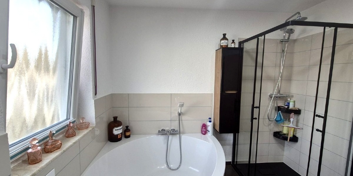 Großzügiges Wohnen für zwei Generationen: Poolbereich mit Poolbar & barrierefreiem EG - Zweifamilienhaus Katzweiler | Angebot:24408767