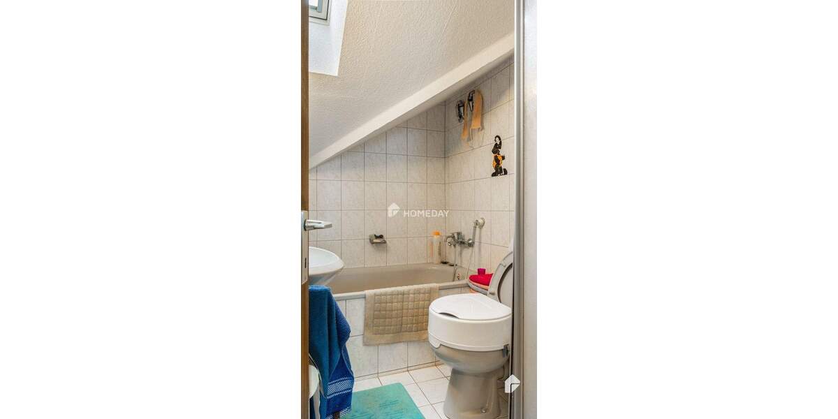 Ruhige Lage! DG-Wohnung mit 4 Zimmern, EBK und Keller 4 zimmer