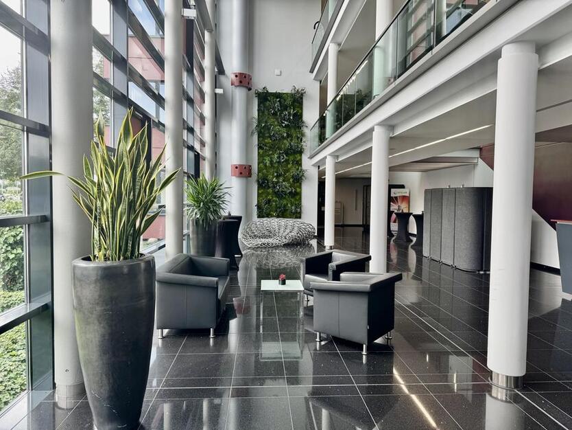 Exklusives und möbliertes Büro mit 2 Stellplätzen zimmer