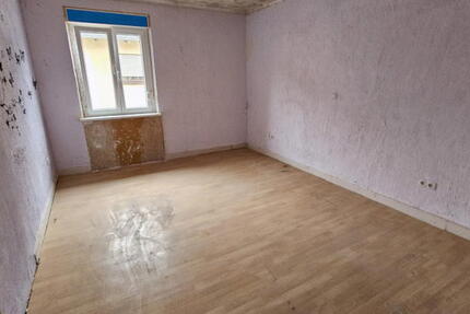 ObjNr:19582 - Renovierungsbedürftiges 4 Fam.-Mehrfamilienhaus in zentraler Lage 6 zimmer