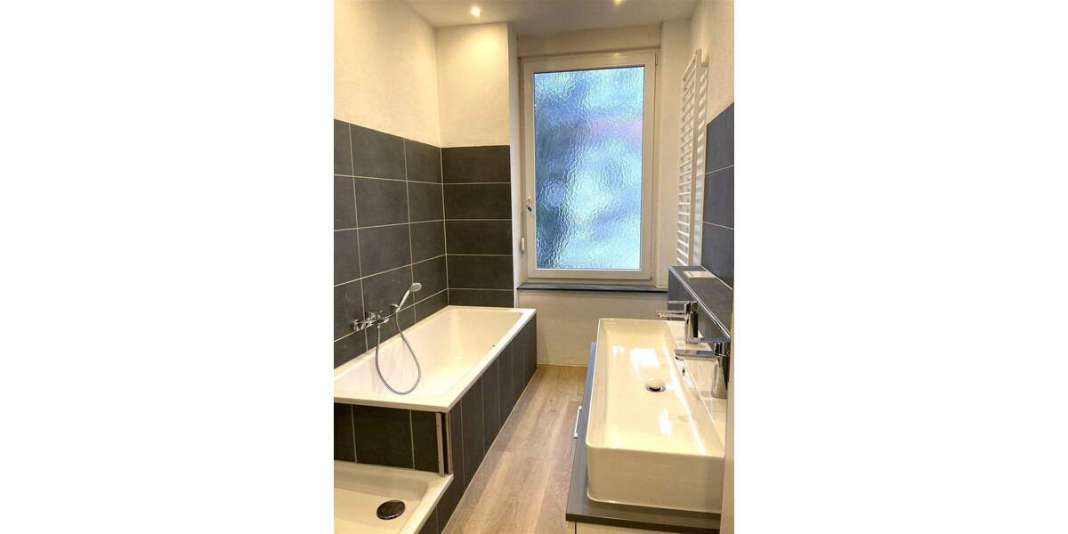 Stilvolle 4-Zimmer-Altbauwohnung mit Balkon in zentraler Stadtlage von Neustadt 4 zimmer