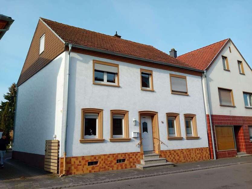 Haus zum Kaufen in Mackenbach 300.000 € 195.71 m²