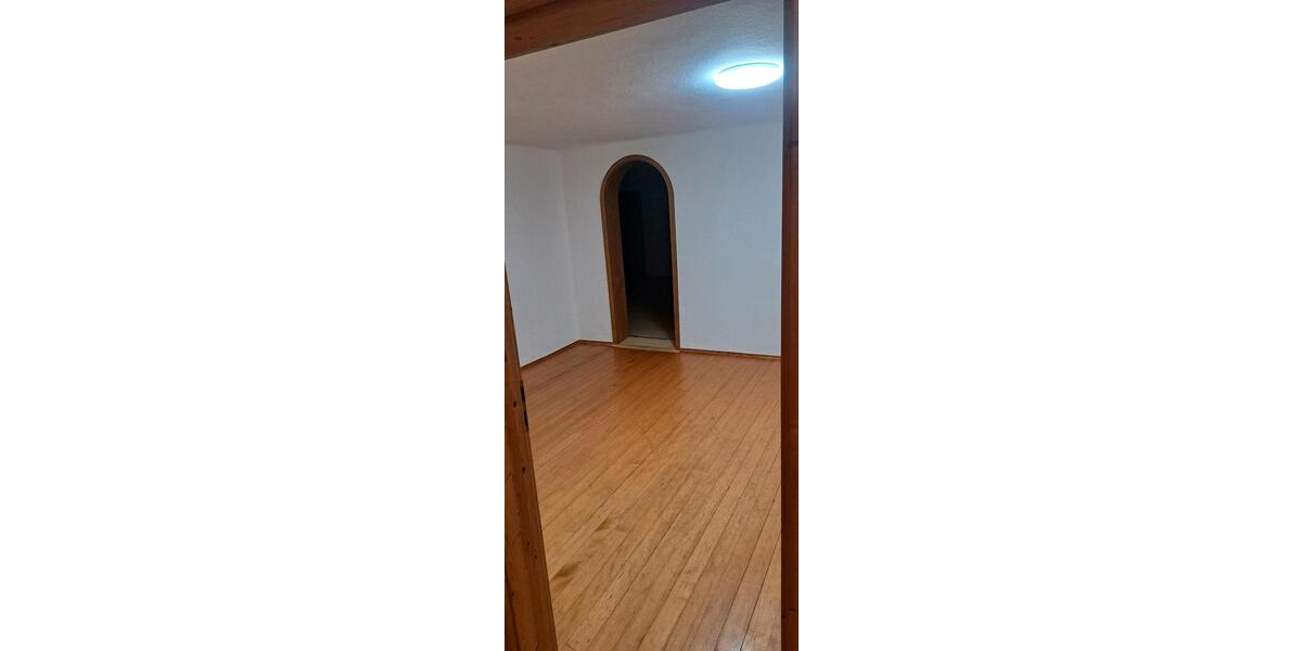 Etagenwohnung Hermersberg - 6 Zimmer, 140 m&sup2;, 830&euro; | Angebot:25872307