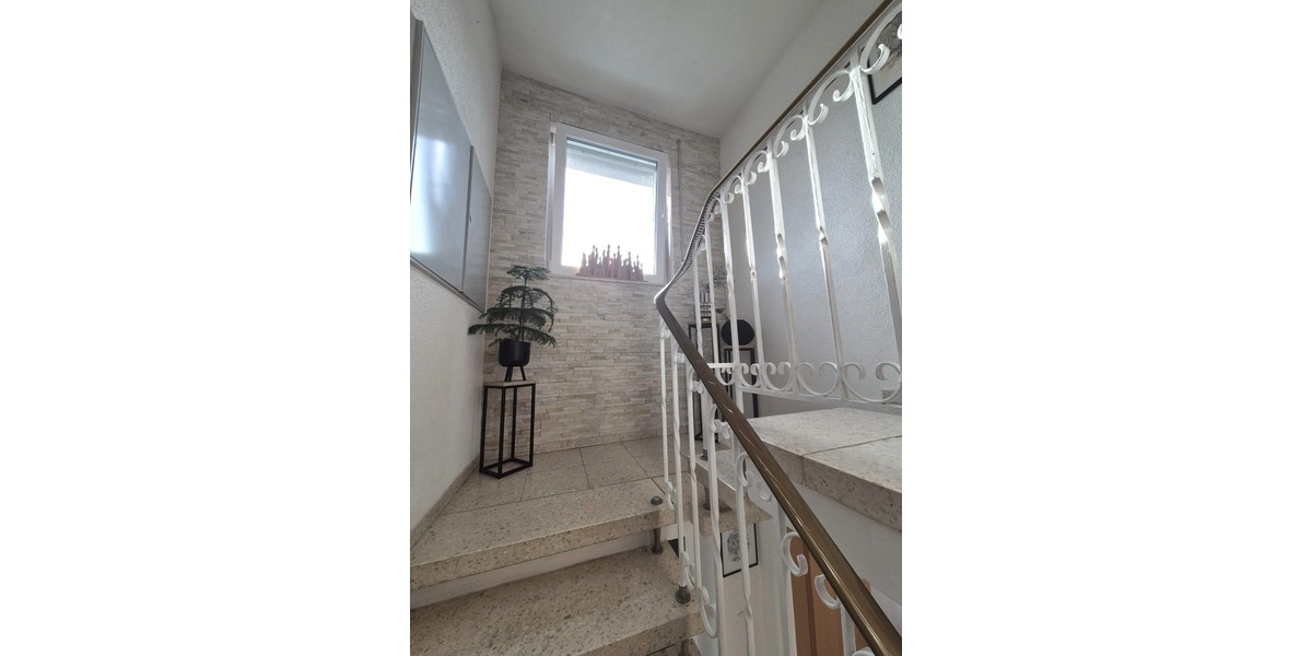 Großzügiges Wohnen für zwei Generationen: Poolbereich mit Poolbar & barrierefreiem EG - Zweifamilienhaus Katzweiler | Angebot:24408767