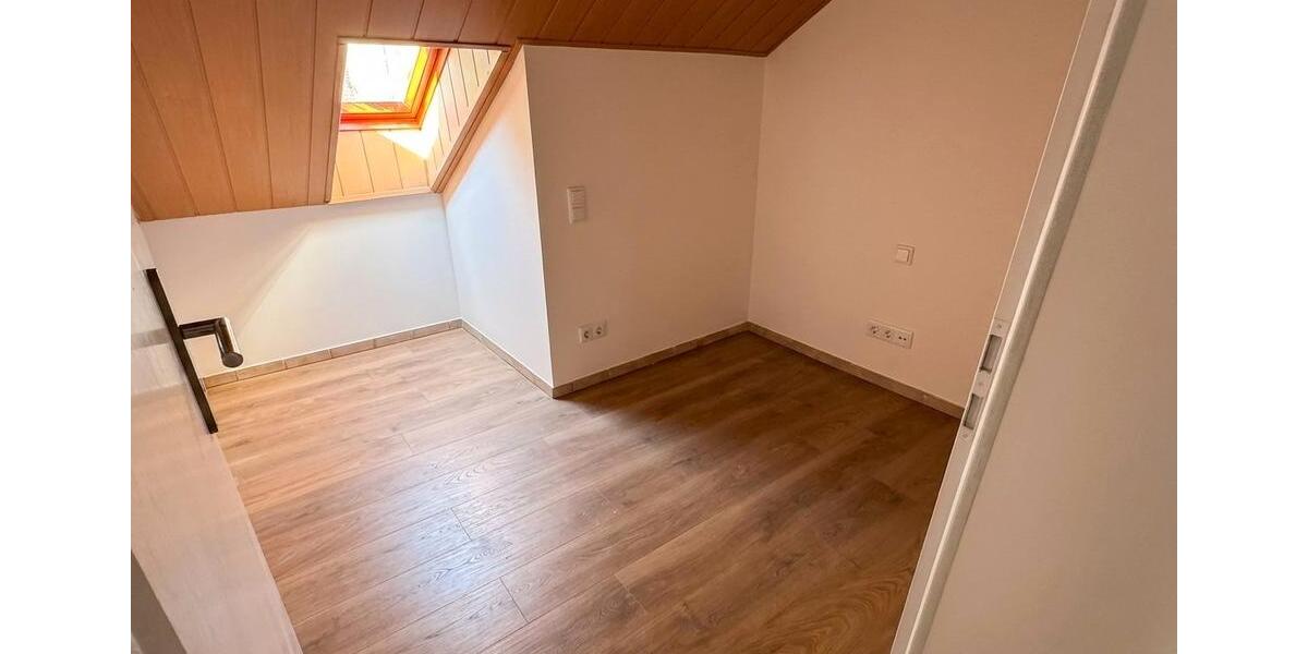 Dachgeschoßwohnung Otterbach - 4 Zimmer, 120 m&sup2;, 1.199&euro; | Angebot:26115257