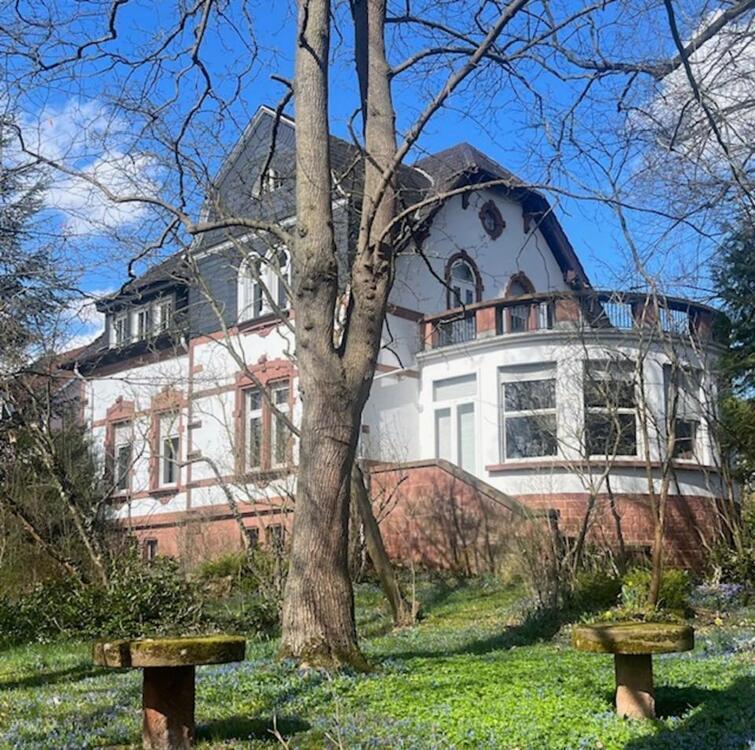KL zentral gelegene Villa mit parkähnlichem Garten und Baureserve