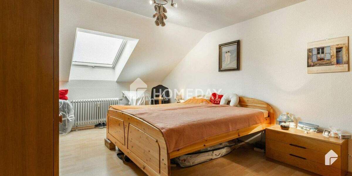 Ruhige Lage! DG-Wohnung mit 4 Zimmern, EBK und Keller 4 zimmer