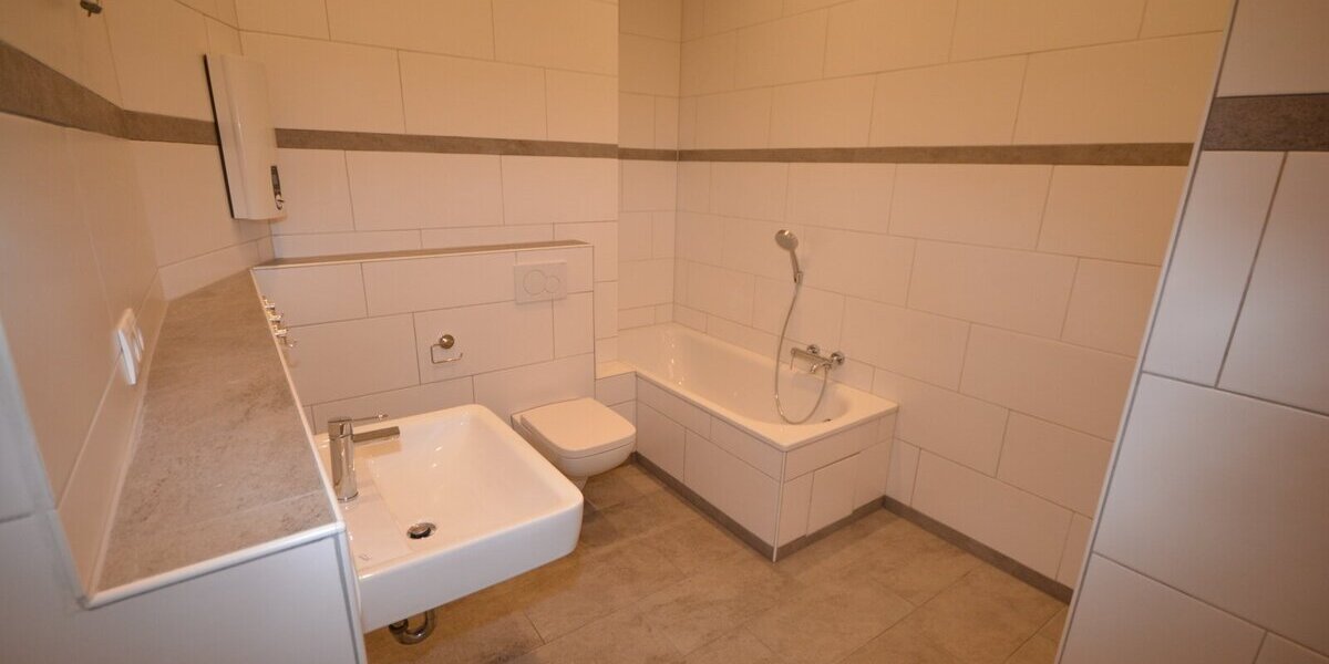 Eine wunderschoene Altbauwohnung in zentraler Stadtlage. 3 zimmer