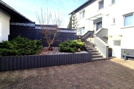 Wohnen für zwei Generationen: Poolbereich mit Außenbar & barrierefreiem EG 9 zimmer