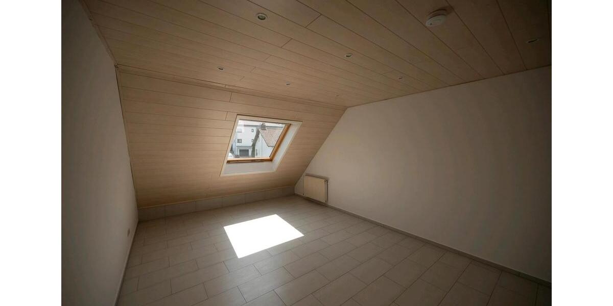 Dachgeschoßwohnung Ramstein-Miesenbach Miesenbach - 3 Zimmer, 91 m&sup2;, 910&euro; | Angebot:25305845