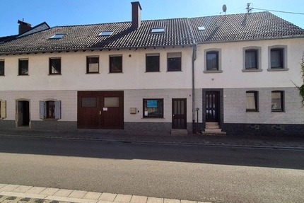Geräumiges Zweifamilienhaus mit Gewerbe, vielen Stellplätzen und idyllischem Garten in Friedelhausen - Haus Friedelhausen Friedelhausen | Angebot:22137659