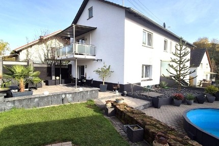 Großzügiges Wohnen für zwei Generationen: Poolbereich mit Poolbar & barrierefreiem EG - Haus Katzweiler | Angebot:24408767