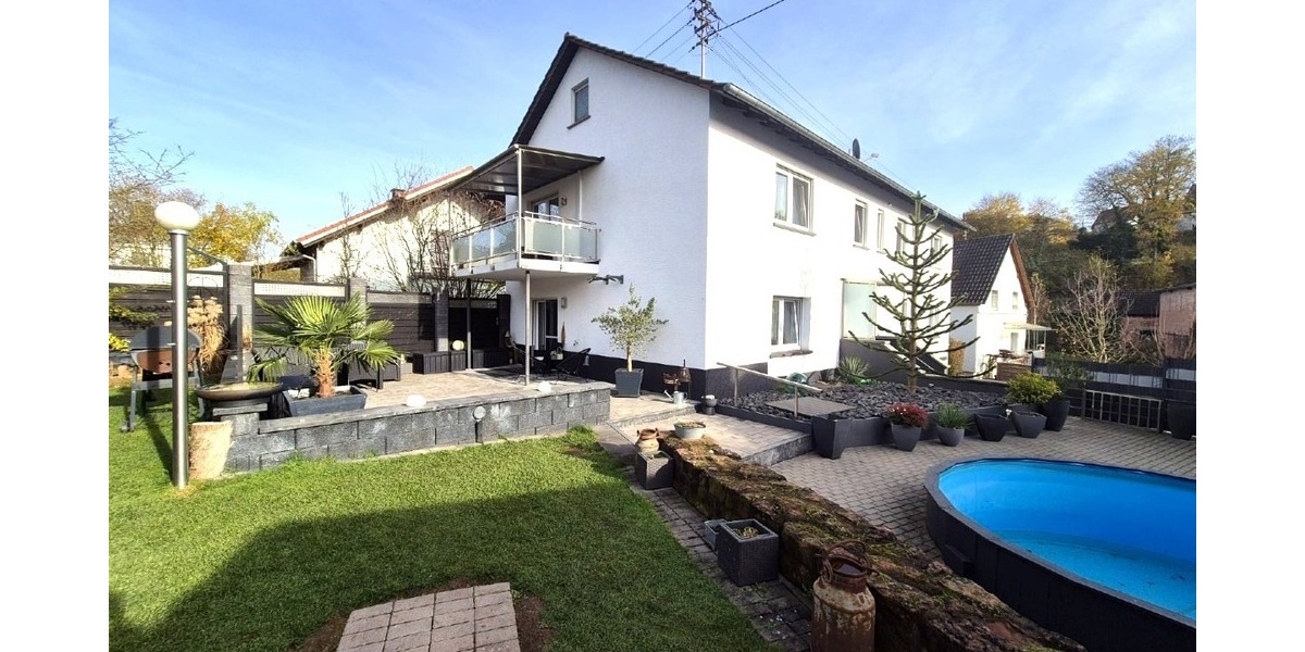 Großzügiges Wohnen für zwei Generationen: Poolbereich mit Poolbar & barrierefreiem EG - Zweifamilienhaus Katzweiler | Angebot:24408767