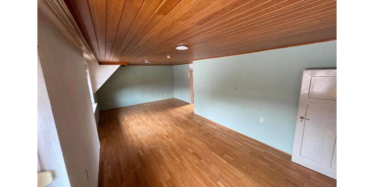 Einfamilienhaus Wolfstein - 8 Zimmer, 180 m&sup2;, 1.050&euro; | Angebot:26356081