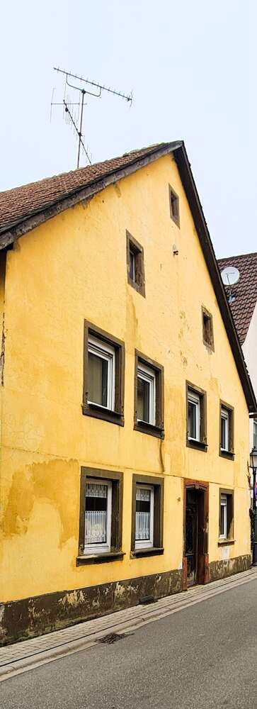 Haus zum Kaufen in Offenbach-Hundheim 65.000 € 158 m²