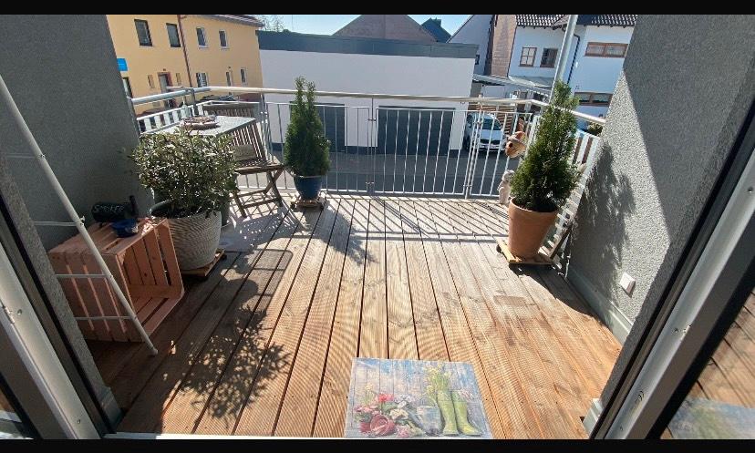 Neuwertige 3-Zimmerwohnung, 2 Garagen, Wärmepumpe (A+), EBK