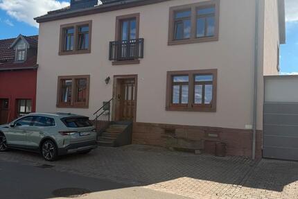 Haus Battweiler - 7 Zimmer, 245 m&sup2;, 1.800&euro; | Angebot:27699516