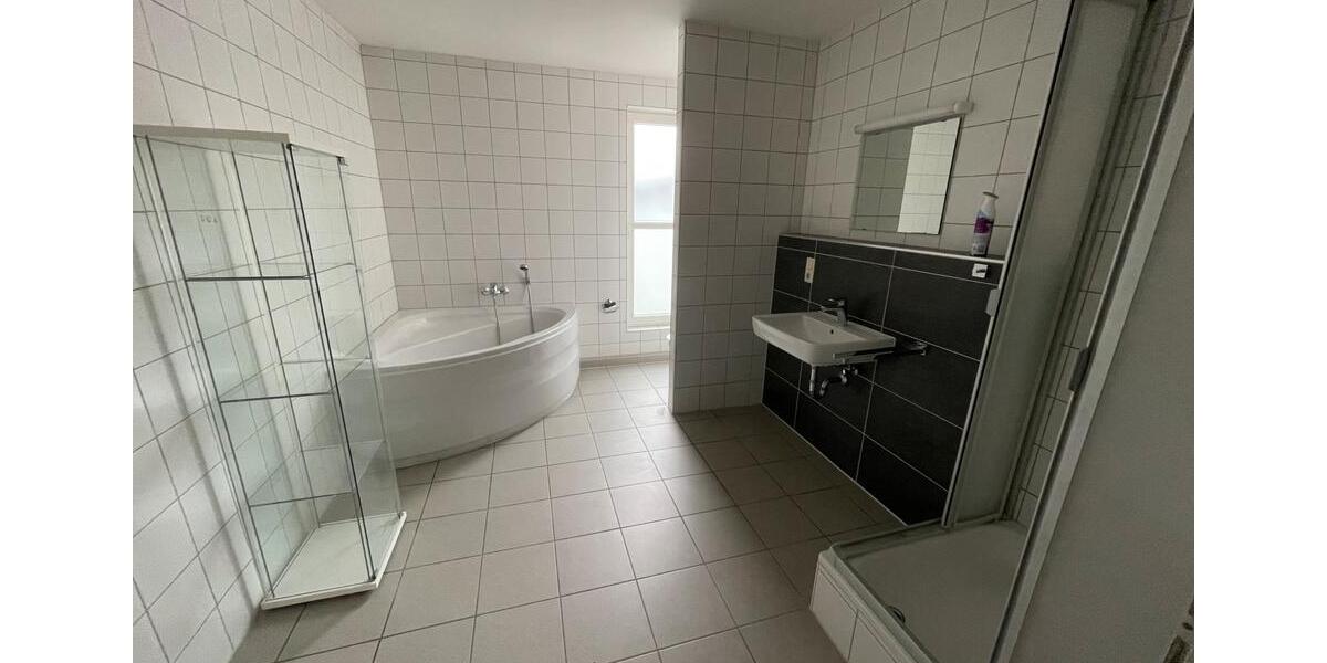 Doppelhaushälfte Kaiserslautern Betzenberg - 6 Zimmer, 179 m&sup2;, 2.250&euro; | Angebot:25023011