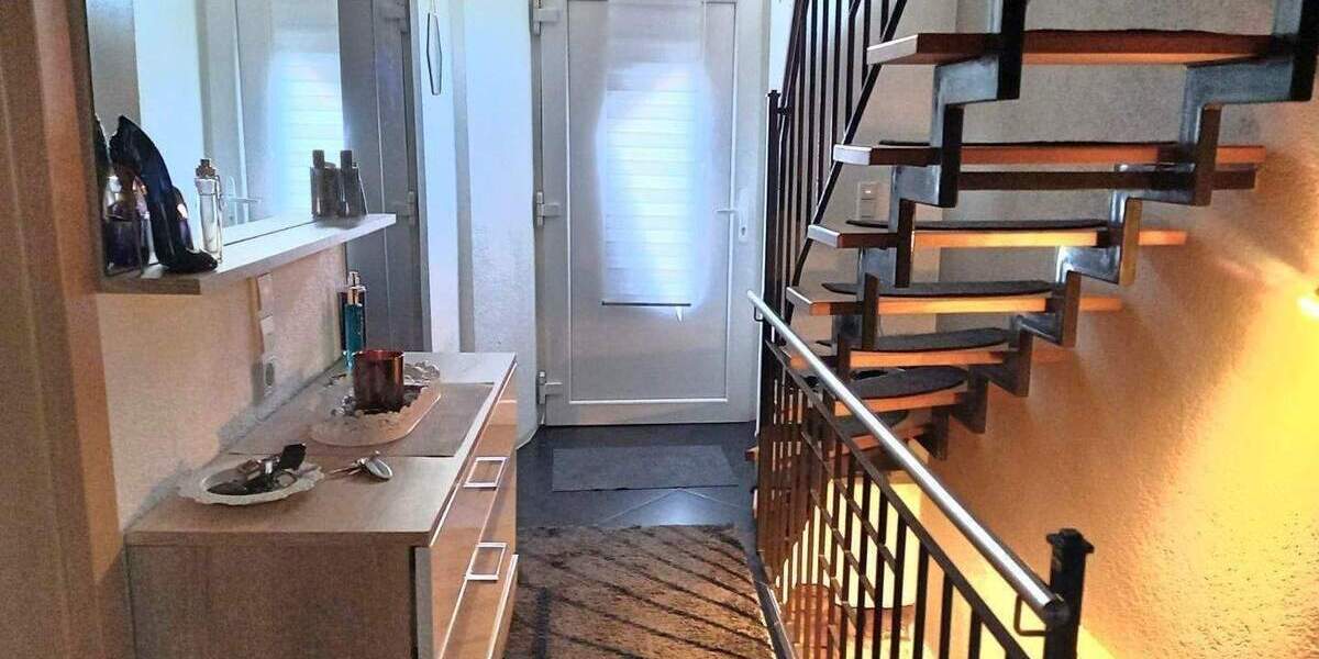 Wohnhaus in Top Zustand (kernsaniert + renoviert) mit Balkon, Terrasse, Garten und Garage (+ bei Ausbau DG ca.40 m² Wfl) in Rodalben-Waldrandlage 4 zimmer