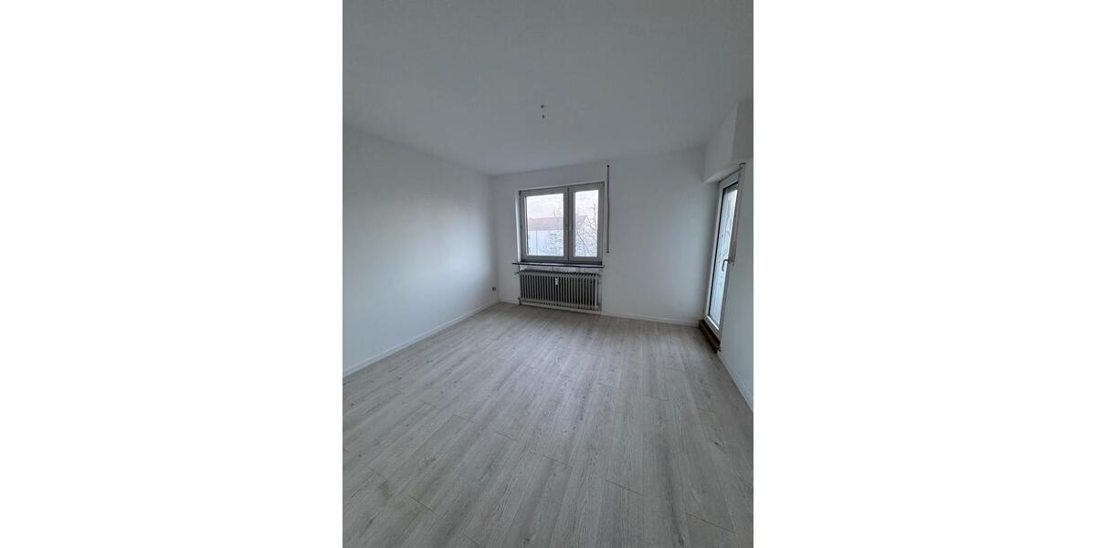 Erstbezug nach Sanierung: 4 Zimmer Küche, Bad, Gäste-WC, Balkon 4 zimmer