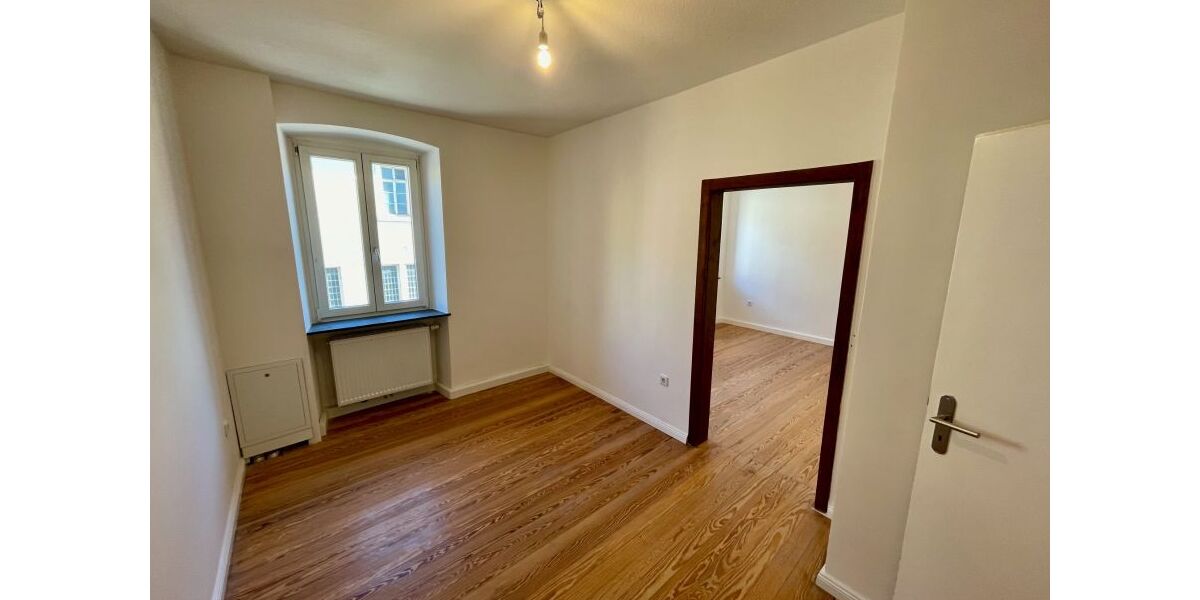 Provisionsfrei* Wunderschöne, komplett renovierte 140qm Altbauwohnung nahe Neustadt mit Garten - 5- Frankeneck | Angebot:25908495