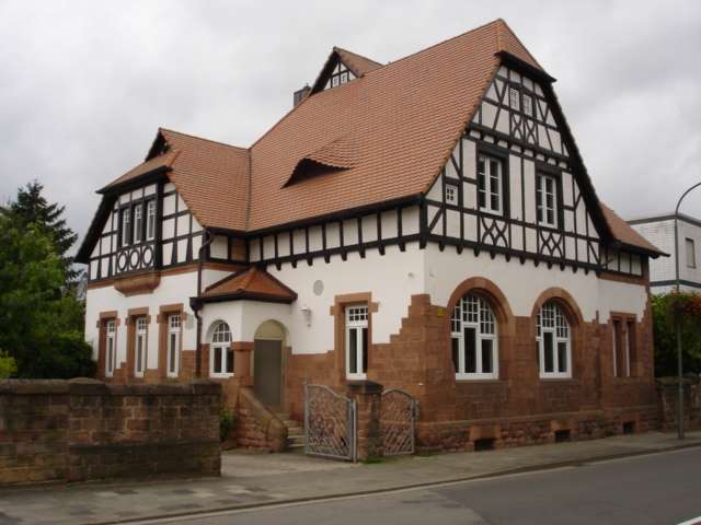Einfamilienhaus Kaiserslautern - 7 Zimmer, 300 m&sup2;, 2.500&euro; | Angebot:24872073