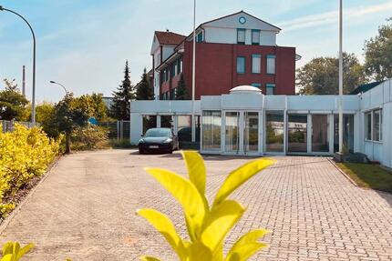 Universelle GewerbeImmobilie mit Lagerhallen & Verwaltungsbereich
