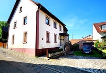 Freistehendes Ein bis Zweifamilienhaus mit großem Garten und Garage &#8211; Sanierungsobjekt mit Potenzial