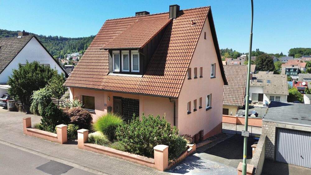 KL-Hohenecken: Freistehendes Zweifamilienhaus mit Doppelgarage, PKW-Stellplätzen und Garten 5 zimmer