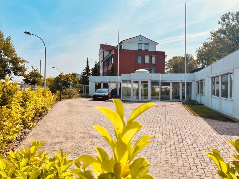 Universelle GewerbeImmobilie mit Lagerhallen & Verwaltungsbereich