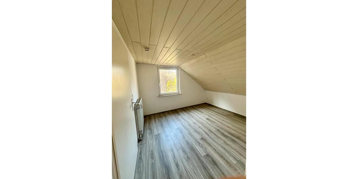 Dachgeschoßwohnung Bad Dürkheim - 5 Zimmer, 100 m&sup2;, 950&euro; | Angebot:26045223