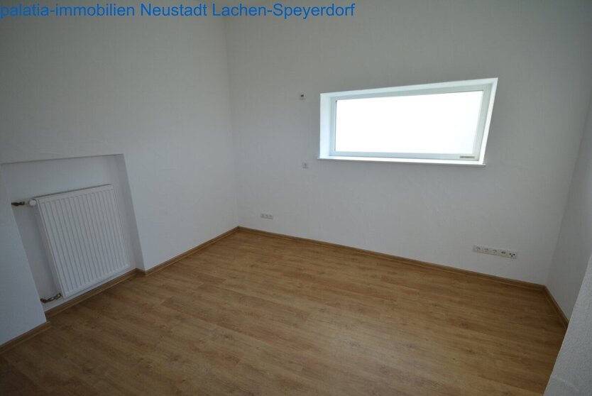 Eine wunderschoene Altbauwohnung in zentraler Stadtlage. 3 zimmer