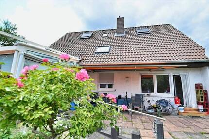 Zweifamilienhaus mit Garten, Wintergarten & viel Ausbaupotenzial!