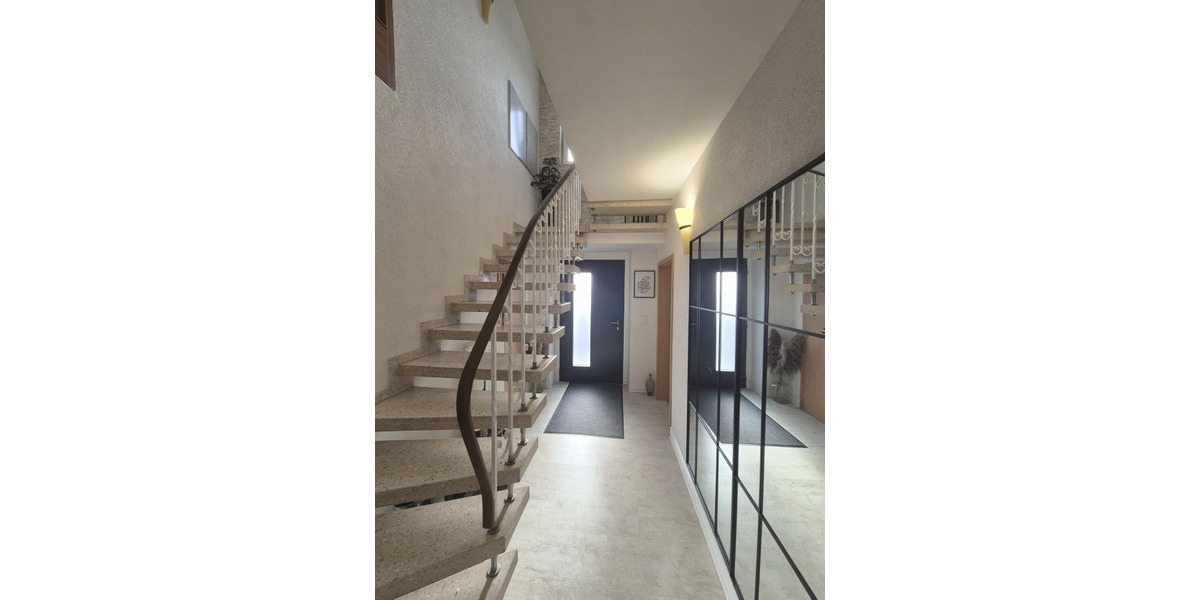 Großzügiges Wohnen für zwei Generationen: Poolbereich mit Poolbar & barrierefreiem EG - Zweifamilienhaus Katzweiler | Angebot:24408767