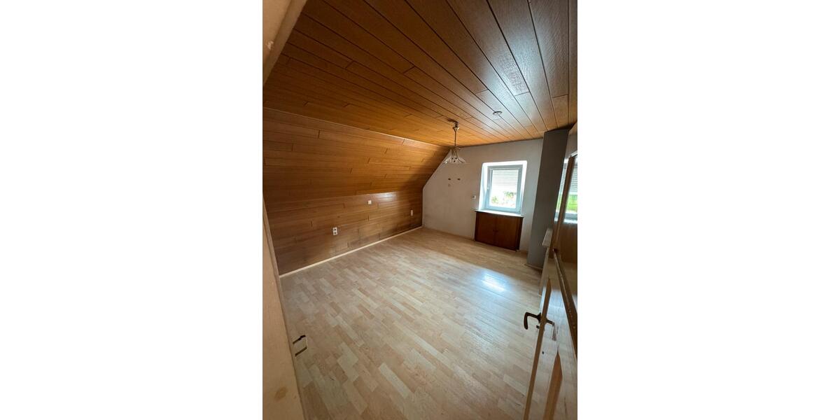 Einfamilienhaus Wolfstein - 8 Zimmer, 180 m&sup2;, 1.050&euro; | Angebot:26356081
