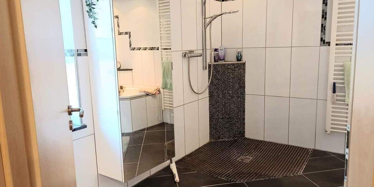 Wohnhaus in Top Zustand (kernsaniert + renoviert) mit Balkon, Terrasse, Garten und Garage (+ bei Ausbau DG ca.40 m² Wfl) in Rodalben-Waldrandlage 4 zimmer