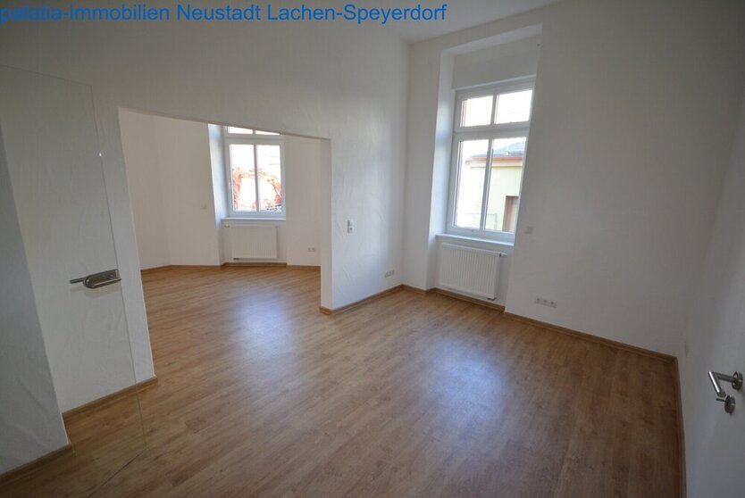 Eine wunderschoene AltbauWohnung in zentraler Stadtlage.