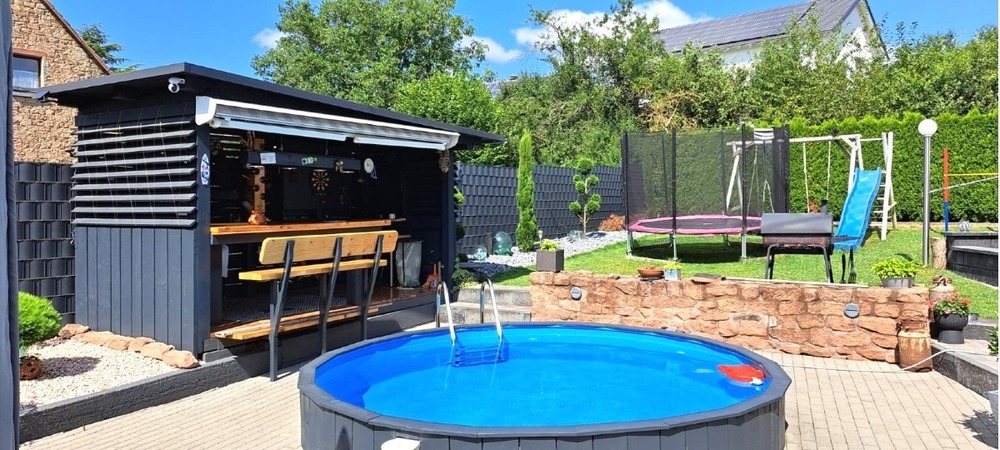 Großzügiges Wohnen für zwei Generationen: Poolbereich mit Poolbar & barrierefreiem EG - Zweifamilienhaus Katzweiler | Angebot:24408767
