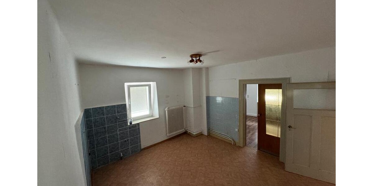 Einfamilienhaus Wolfstein - 8 Zimmer, 180 m&sup2;, 1.050&euro; | Angebot:26356081