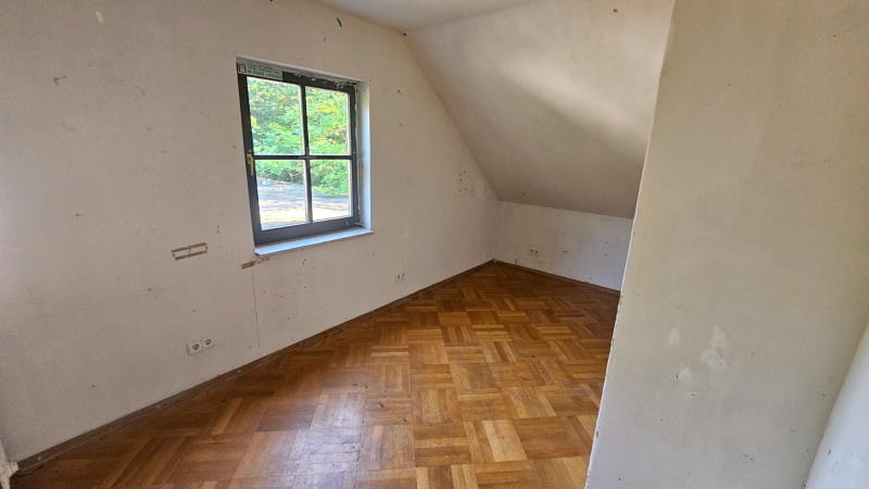 ObjNr:19522 - Freistehendes, repräsentatives EFH mit Garten und großem Grundstück ausserhalb in DÜW-Grethen 7 zimmer