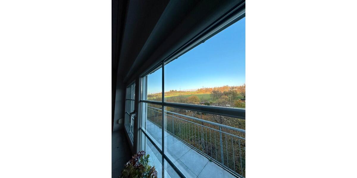 Großzügige Dachgeschoss Wohnung mit Balkon zu vermieten zimmer