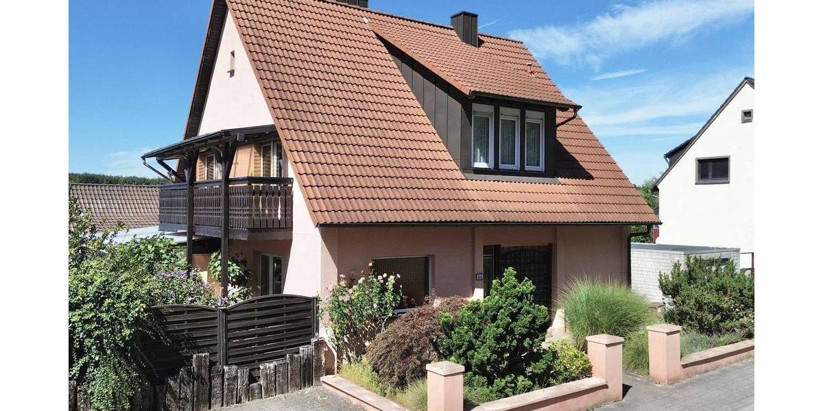 KL-Hohenecken: Freistehendes Zweifamilienhaus mit Doppelgarage, PKW-Stellplätzen und Garten 5 zimmer