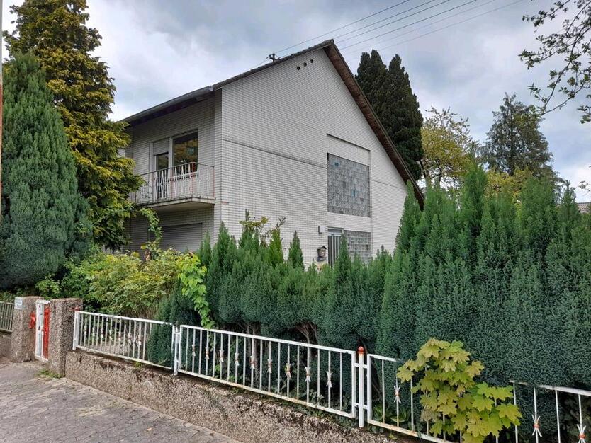 Mehrfamilienhaus freistehend mit großem Grundstück + Ladenlokal
