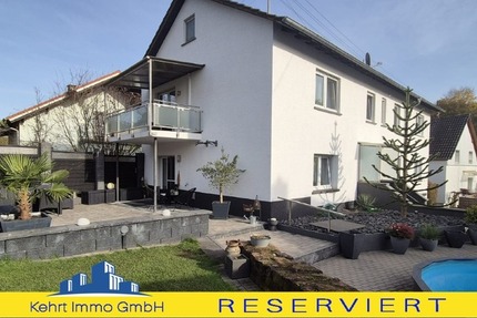 Großzügiges Wohnen für zwei Generationen: Poolbereich mit Poolbar & barrierefreiem EG - Haus Katzweiler | Angebot:24408767