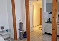 Schöne 1-Zi.- Whg. ab 1.7. zu verm. Möbiliert u. kpl. ausgest. mit Küchenz., Waschmasch. u. Innenhof