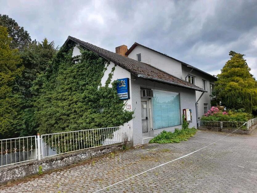 Mehrfamilienhaus freistehend mit großem Grundstück + Ladenlokal
