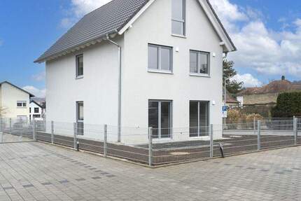 Neubau: Freistehendes Energieeffizienzhaus mit moderner Luft-Wasser-Wärmepumpe, Fußbodenheizung & Keller, schlüsselfertig 5 zimmer