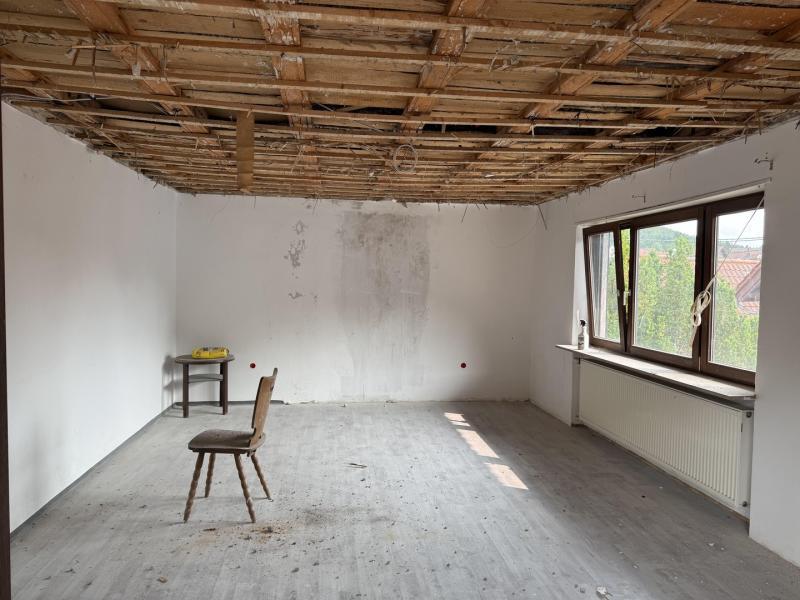 ObjNr:19707 - Teilrenoviertes Einfamilienhaus mit großem Nebengebäude und Garten 5 zimmer