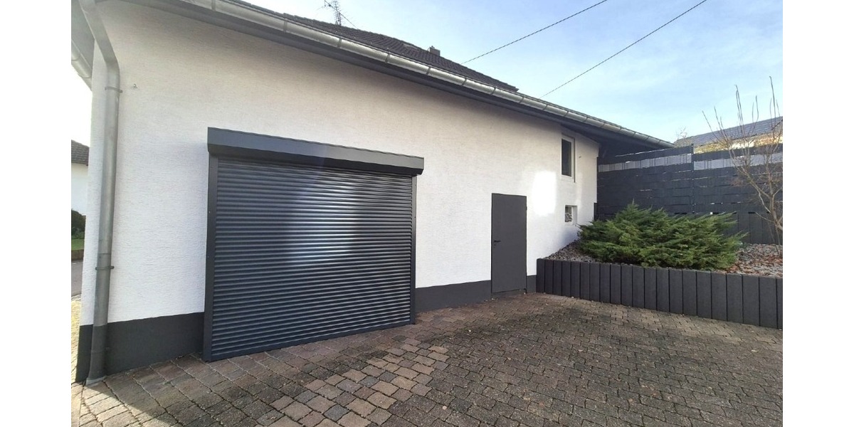 Großzügiges Wohnen für zwei Generationen: Poolbereich mit Poolbar & barrierefreiem EG - Zweifamilienhaus Katzweiler | Angebot:24408767